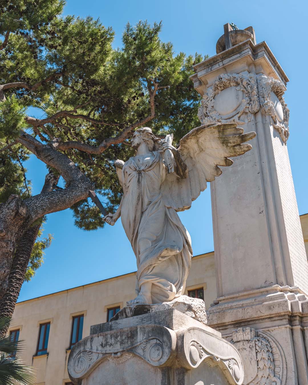 Monumento ai Caduti in Piazza della Vittoria a Sorrento Monumento ai Caduti in Piazza della Vittoria a Sorrento